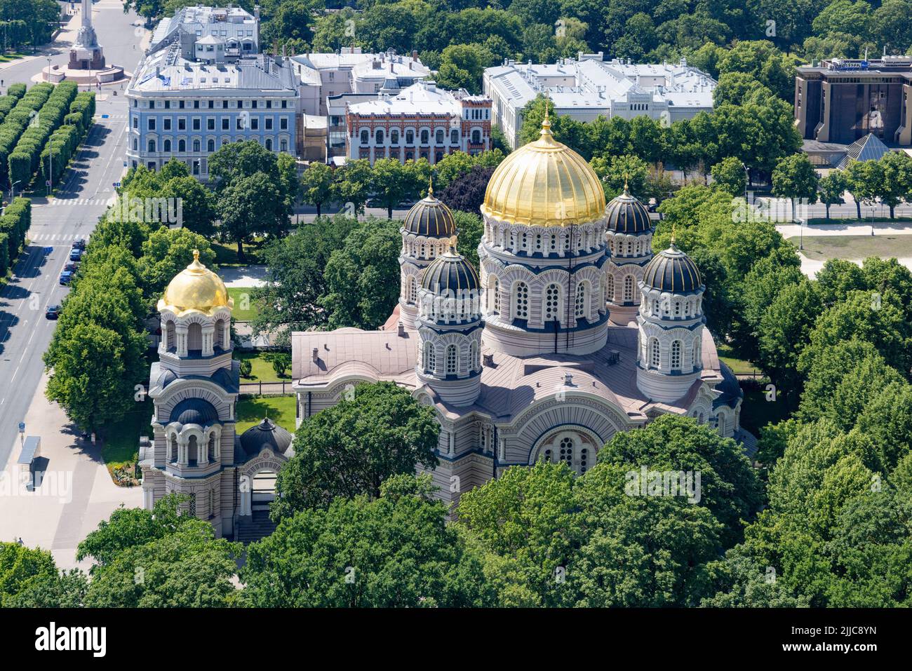 Cupole dorate e architettura neo-bizantina dell'esterno della Cattedrale della Natività di Cristo Ortodossa vista dall'alto, riga Lettonia Europe Foto Stock