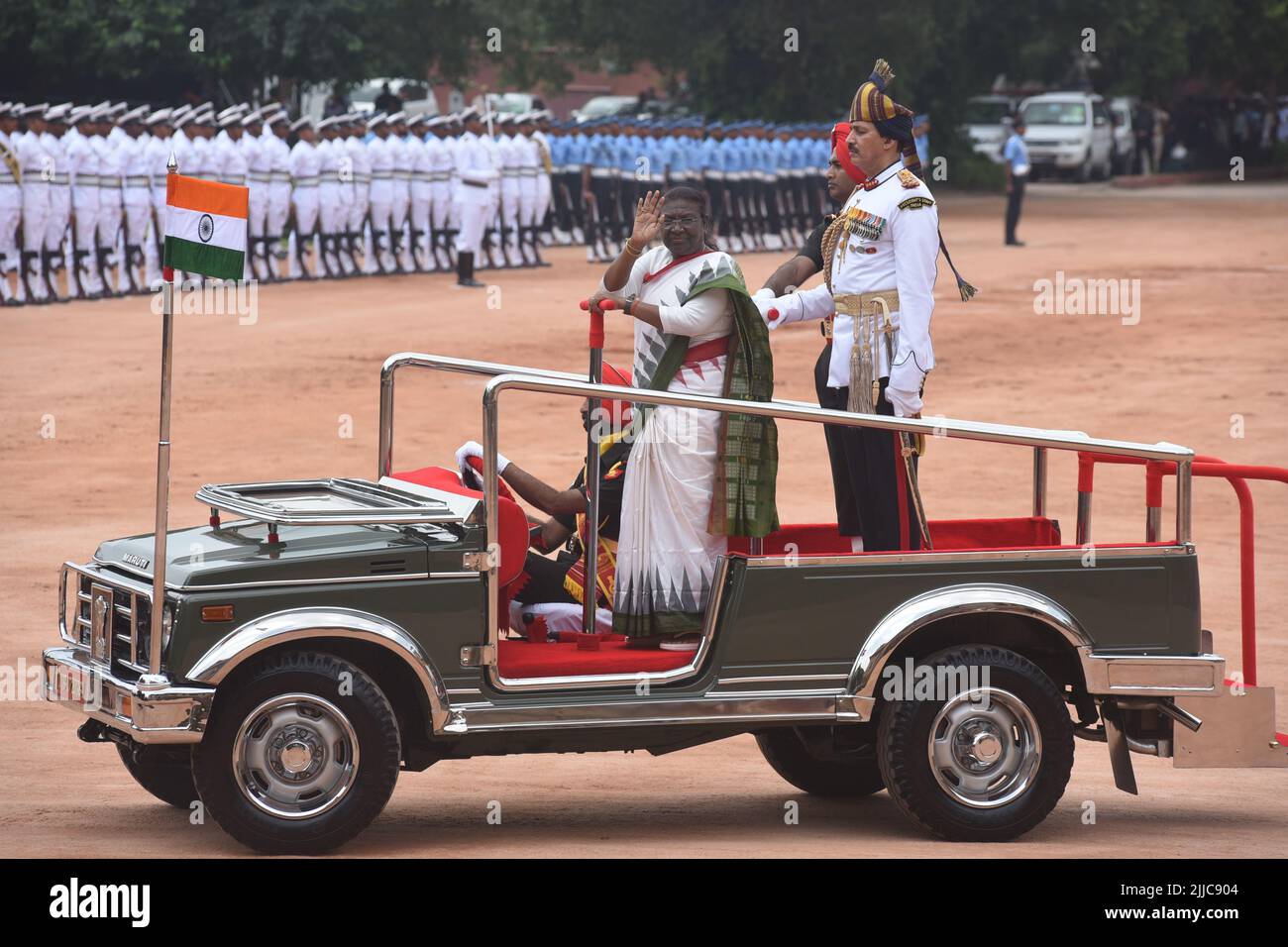 New Delhi, India. 25th luglio 2022. Il nuovo presidente indiano, Droupadi Murmu, questa mattina, prende giuramento per guidare la più alta carica costituzionale del paese. Murmu ha corteggiato una guardia d'onore a tre servizi mentre si è trasferita nel palazzo presidenziale (immagine di credito: © Sondeep Shankar/Pacific Press via ZUMA Press Wire) Foto Stock