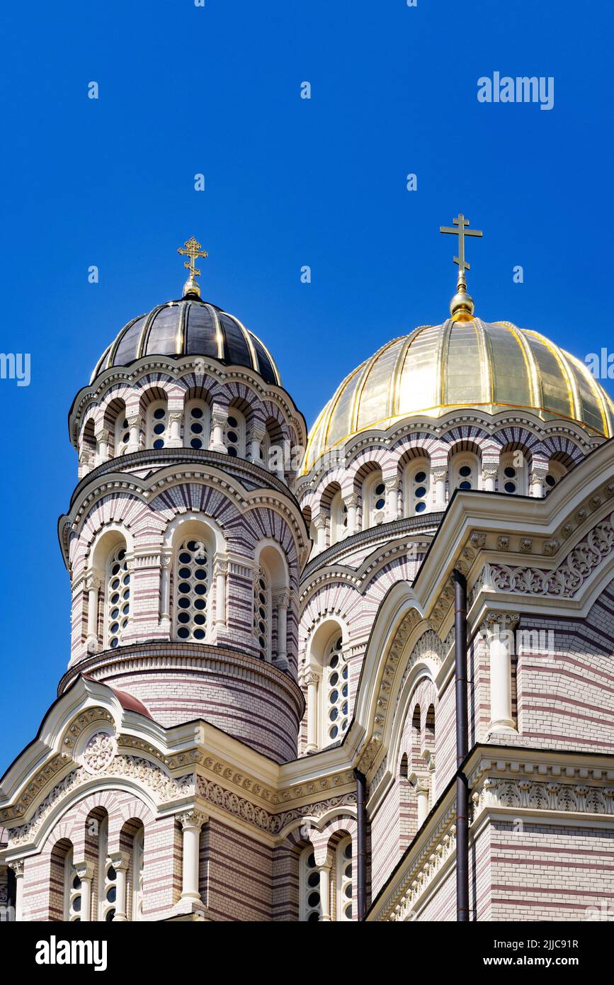 Riga viaggio; cupole dorate nella vista esterna della Natività di Cristo Cattedrale ortodossa contro un cielo blu, riga Lettonia Europa Foto Stock