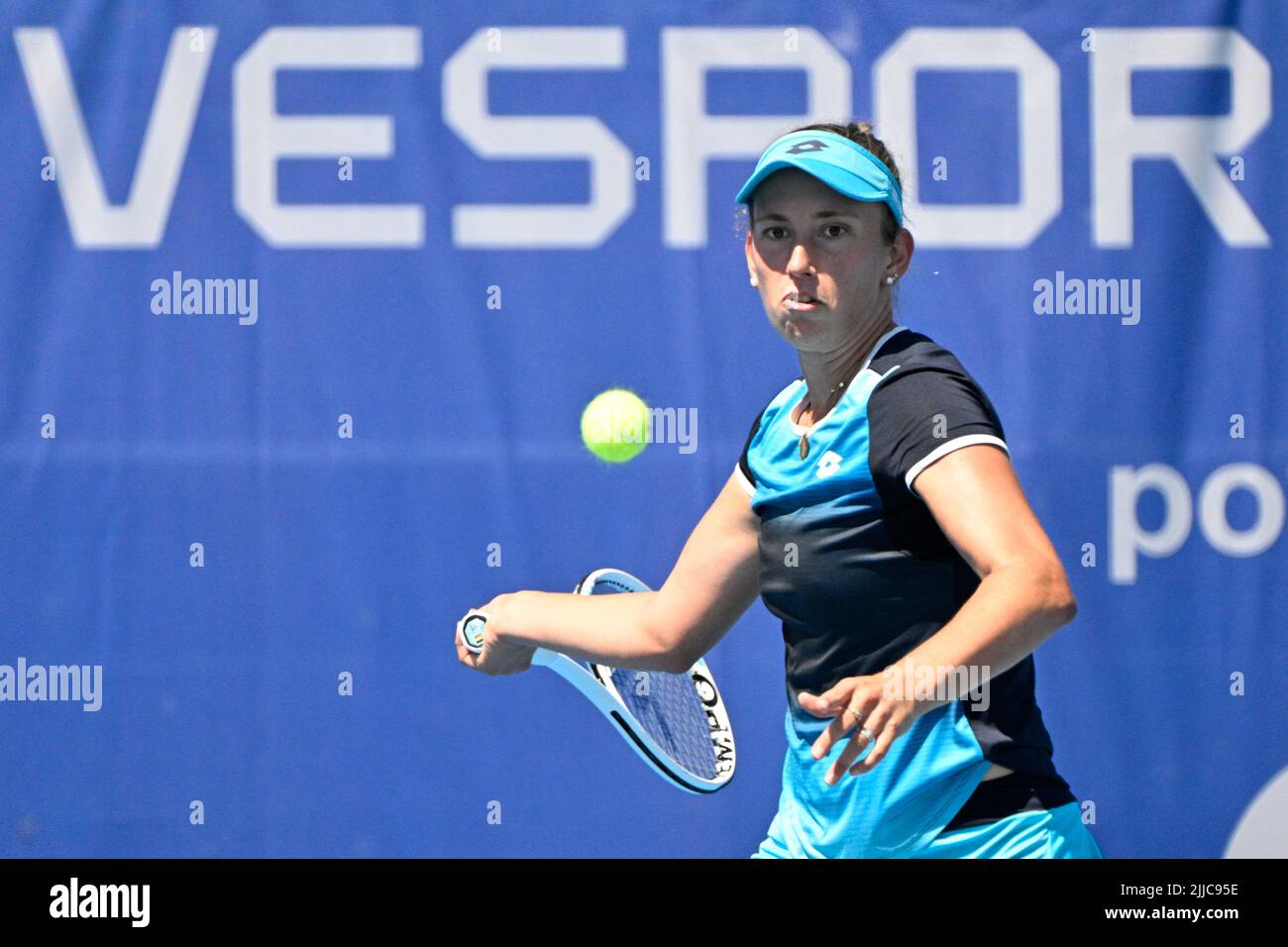 Praga, Repubblica Ceca. 25th luglio 2022. Elise Mertens (bel) gioca nel torneo femminile di tennis del Livesport Prague Open WTA contro Magda Linette (POL) a Praga, Repubblica Ceca, 25 luglio 2022. Credit: Michal Kamaryt/CTK Photo/Alamy Live News Foto Stock