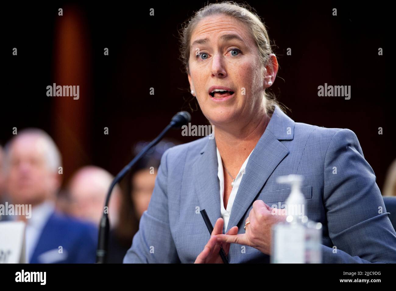 Il Dr. Kyleanne Hunter, Senior Political Scientist, RAND Corporation, appare davanti a un Comitato del Senato sull'udienza giudicaria per esaminare l'attacco di Highland Park, concentrandosi sulla protezione delle nostre comunità da sparatorie di massa, nell'edificio del Senato di Hart a Washington, DC, mercoledì 20 luglio 2022. Credito: Rod Lamkey / CNP Foto Stock