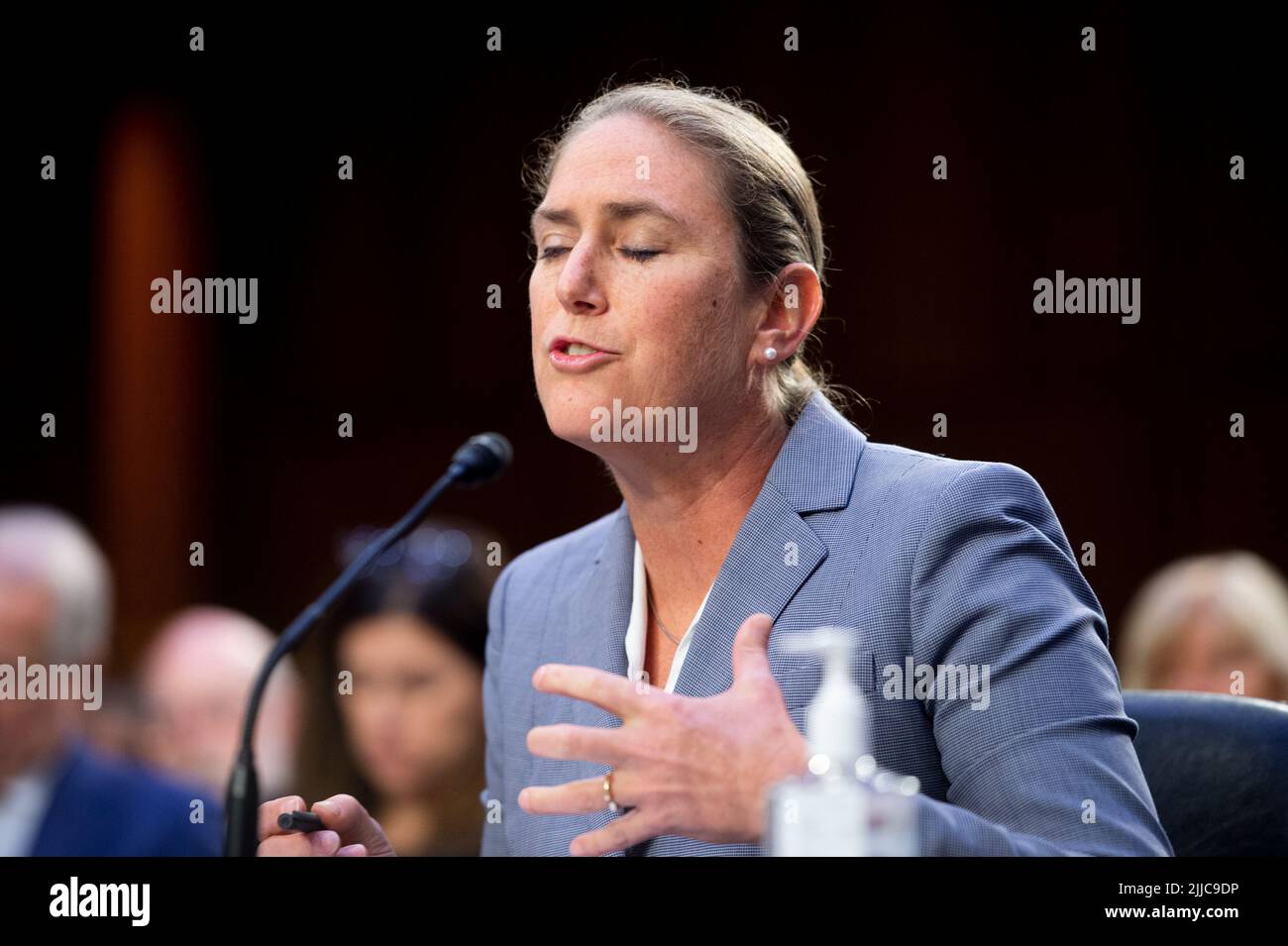 Il Dr. Kyleanne Hunter, Senior Political Scientist, RAND Corporation, appare davanti a un Comitato del Senato sull'udienza giudicaria per esaminare l'attacco di Highland Park, concentrandosi sulla protezione delle nostre comunità da sparatorie di massa, nell'edificio del Senato di Hart a Washington, DC, mercoledì 20 luglio 2022. Credito: Rod Lamkey / CNP Foto Stock