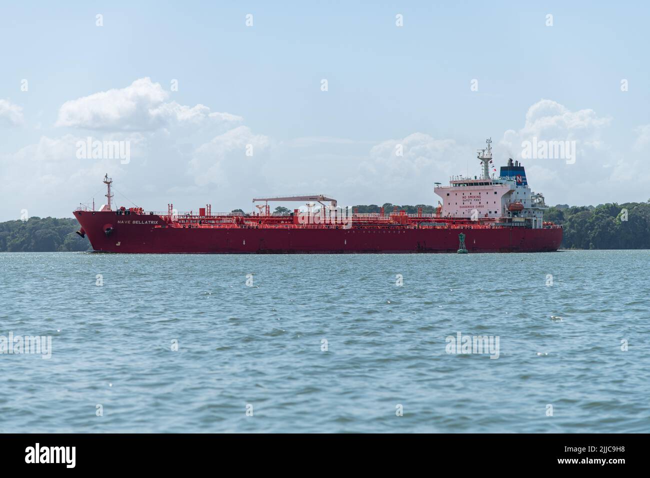 Una grande nave che trasporta merci lungo il canale di Panama a Panama Foto Stock