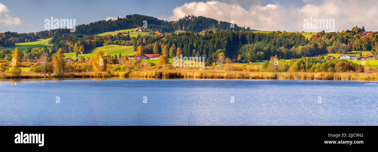 paesaggio panoramico con lago e foresta in autunno Foto Stock