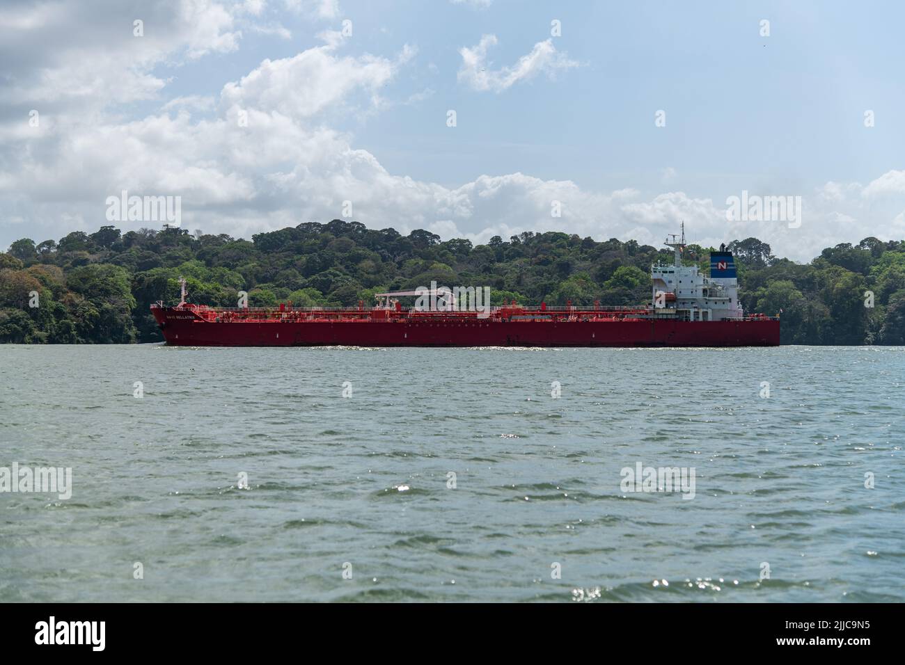 Una grande nave che trasporta merci lungo il canale di Panama a Panama Foto Stock