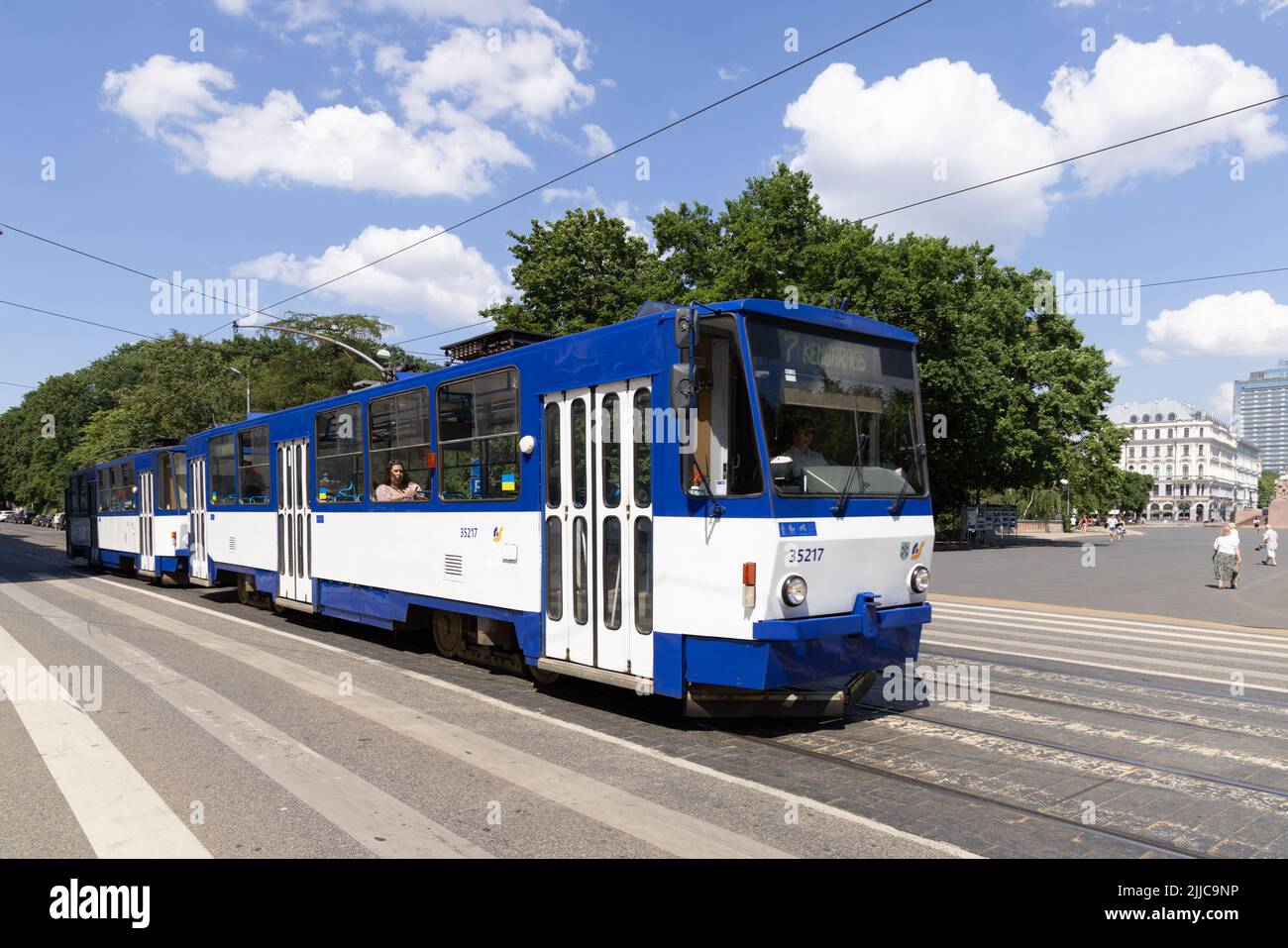 Riga tram; un tram della Lettonia utilizzato per i trasporti pubblici, nel centro di riga, riga, Lettonia , Europa Foto Stock
