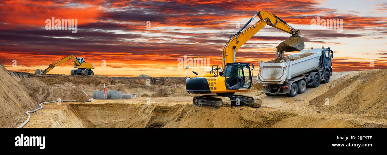 l'escavatore sta scavando in cantiere Foto Stock