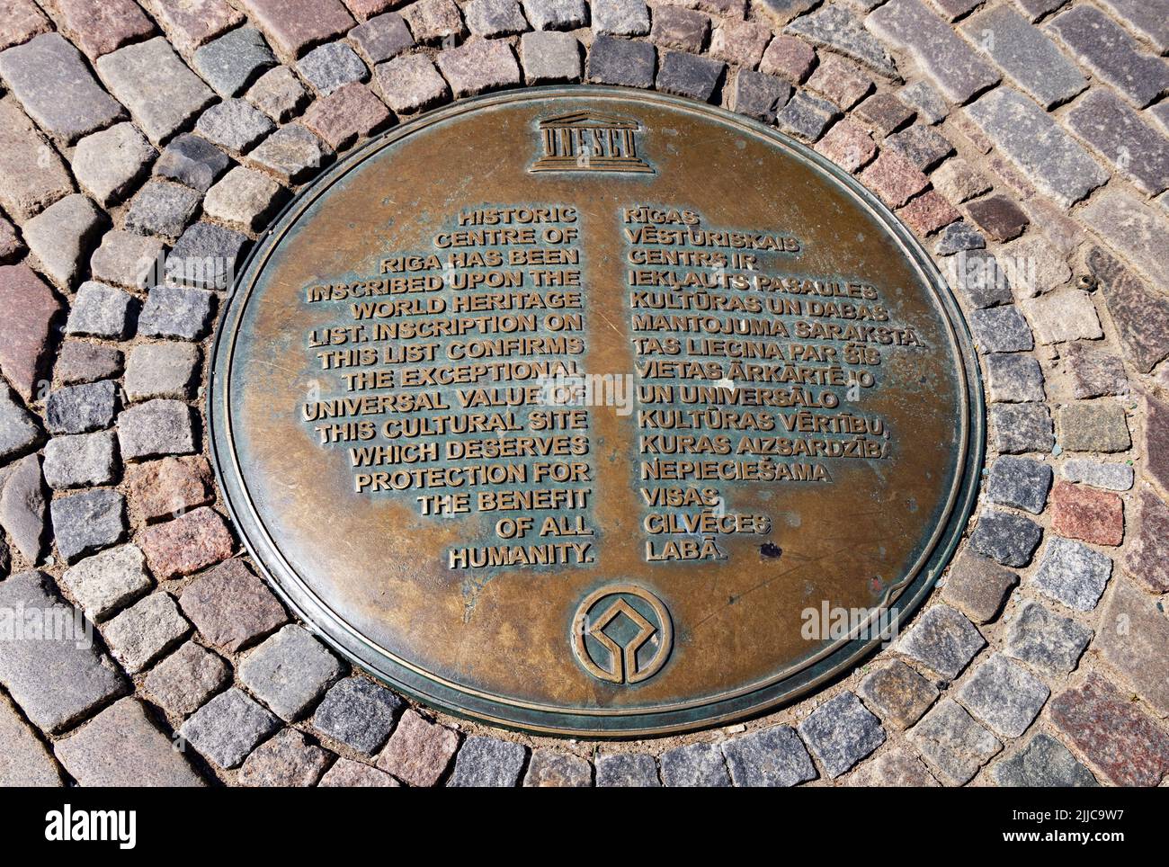 Riga targa UNESCO; la targa del sito patrimonio mondiale dell'UNESCO, città vecchia di riga, riga, Lettonia Europa Foto Stock