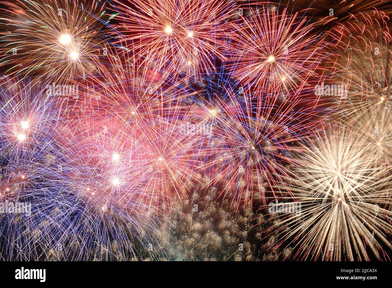 Cielo di notte piena di colorati fuochi d'artificio Foto Stock
