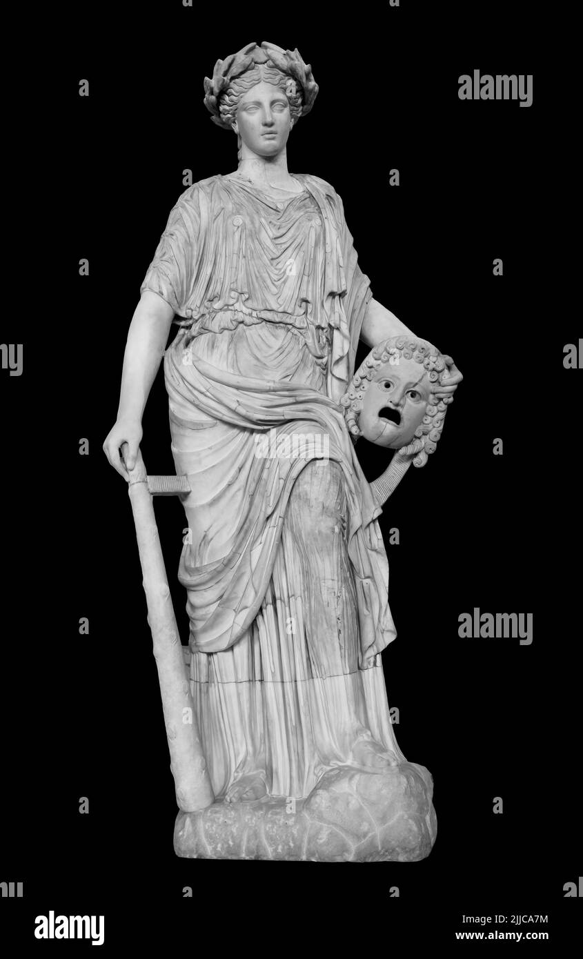 Antica statua marmorea di Melpomene Dea della tragedia. Scultura femminile antica. Scultura isolata su sfondo nero con tracciato di ritaglio Foto Stock
