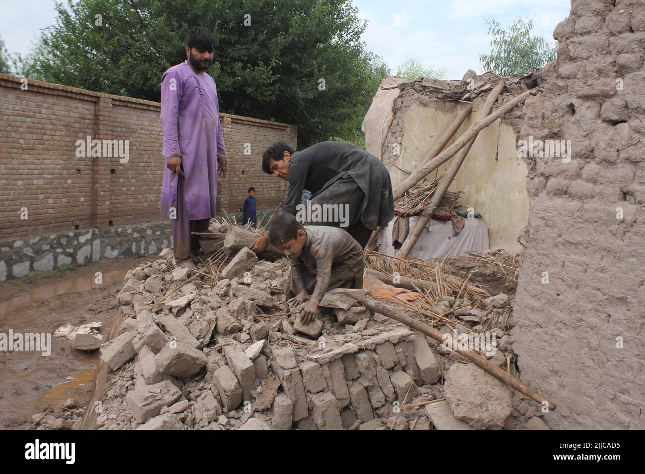 (220725) -- NANGARHAR, 25 luglio 2022 (Xinhua) -- le persone puliscono i detriti nell'area colpita dalle inondazioni nella provincia di Nangarhar, Afghanistan, 24 luglio 2022. Almeno cinque persone sono state uccise e 10 altre ferite durante le ultime inondazioni nella provincia orientale del paese di Nangarhar tardi la domenica, ha detto l'ufficio del governatore provinciale Lunedi. (Foto di Aimal Zahir/Xinhua) Foto Stock