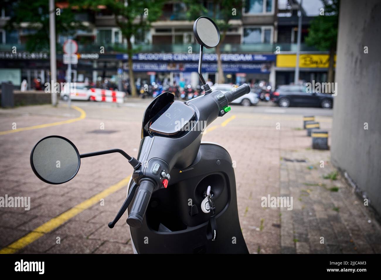 2022-07-25 13:02:03 ILLUSTRAZIONE - uno scooter elettrico nella città. Per la prima volta, vengono venduti più ciclomotori elettrici rispetto ai ciclomotori alimentati a benzina. Nella prima metà dell'anno, più della metà dei ciclomotori venduti erano elettrici. ANP PHIL NIJHUIS olanda out - belgio out Foto Stock