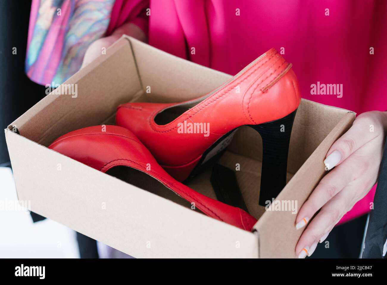 moda calzature shopping rosso scarpe alto tacco scatola Foto Stock