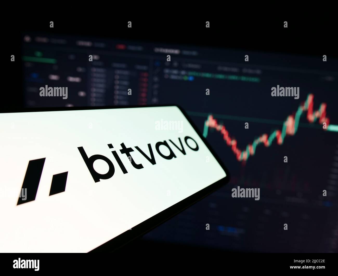 Telefono cellulare con logo della società di scambio criptovaluta Bitvavo B.V. sullo schermo di fronte al sito web aziendale. Concentrarsi sul centro del display del telefono. Foto Stock