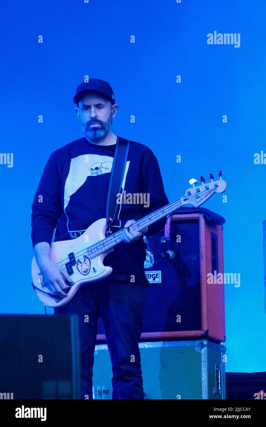 Cheshire, Regno Unito, 23nd luglio 2022. Mogwai (Dominic Aitchison) che si esibisce al Lovell Stage Blue Dot Festival sabato 23nd luglio 2022. Che si svolge tra il 21 e il 24 luglio presso il sito patrimonio mondiale dell'UNESCO, Jodrell Bank, Cheshire Regno Unito, Foto: Alvaro Velazquez. www.worldwidefeatures.com Foto Stock