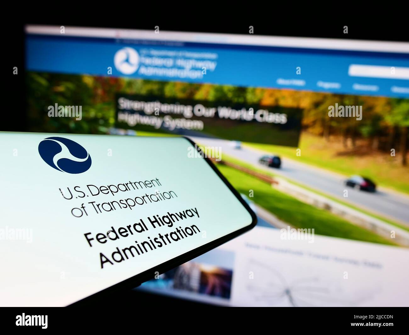 Smartphone con logo della US Federal Highway Administration (FHWA) sullo schermo davanti al sito Web. Concentratevi sul centro-destra del display del telefono. Foto Stock