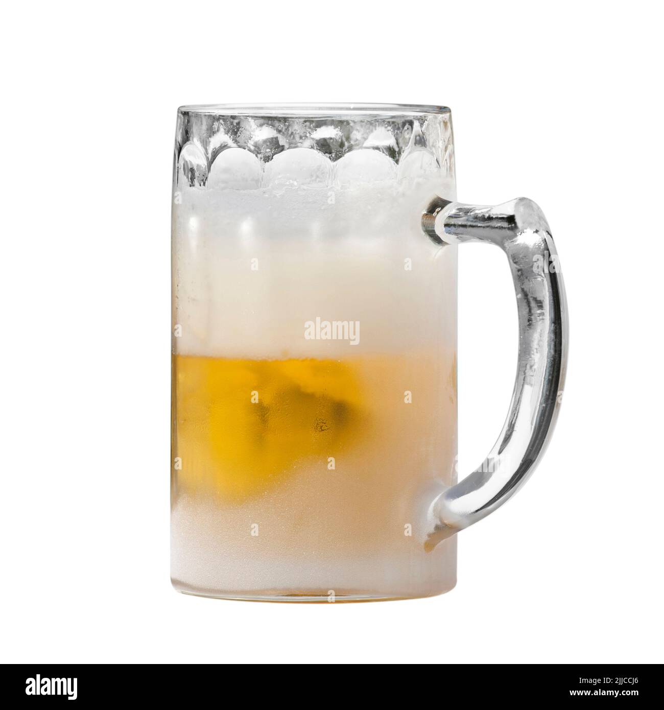 Bicchiere molto freddo con birra in un'estate molto calda. Immagine isolata su bianco con un tracciato di ritaglio. Foto Stock