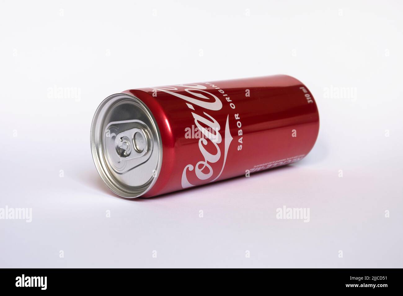 Coca-Cola è una bevanda analcolica gassata venduta in negozi, ristoranti, mercati e distributori automatici in tutto il mondo. Foto Stock