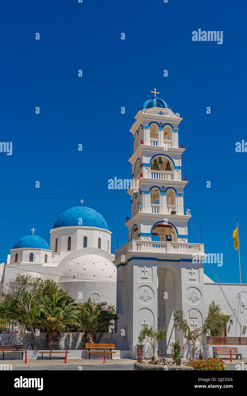 Chiesa greca campanile, Timiou Stavro a Perissa su Santorini, sfondo la chiesa della Santa Croce, verticale Foto Stock