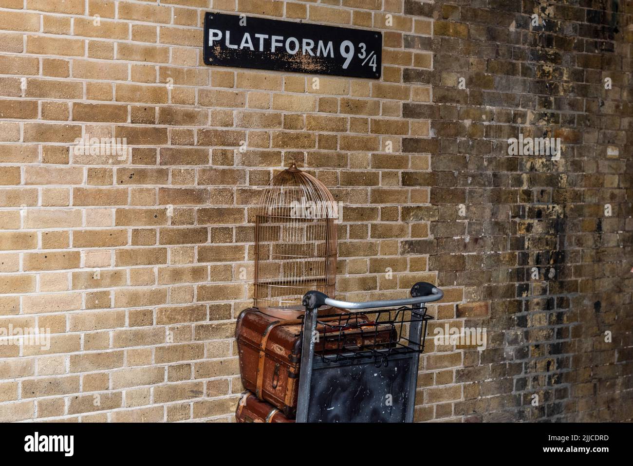 Londra, Regno Unito. 09th luglio 2022. Famosa piattaforma fictional 9 e 3/4s Kings Cross Station Londra, scene e luoghi dai film delle storie di Harry Potter di JK Rowling. (Foto di John Wreford/SOPA Images/Sipa USA) Credit: Sipa USA/Alamy Live News Foto Stock