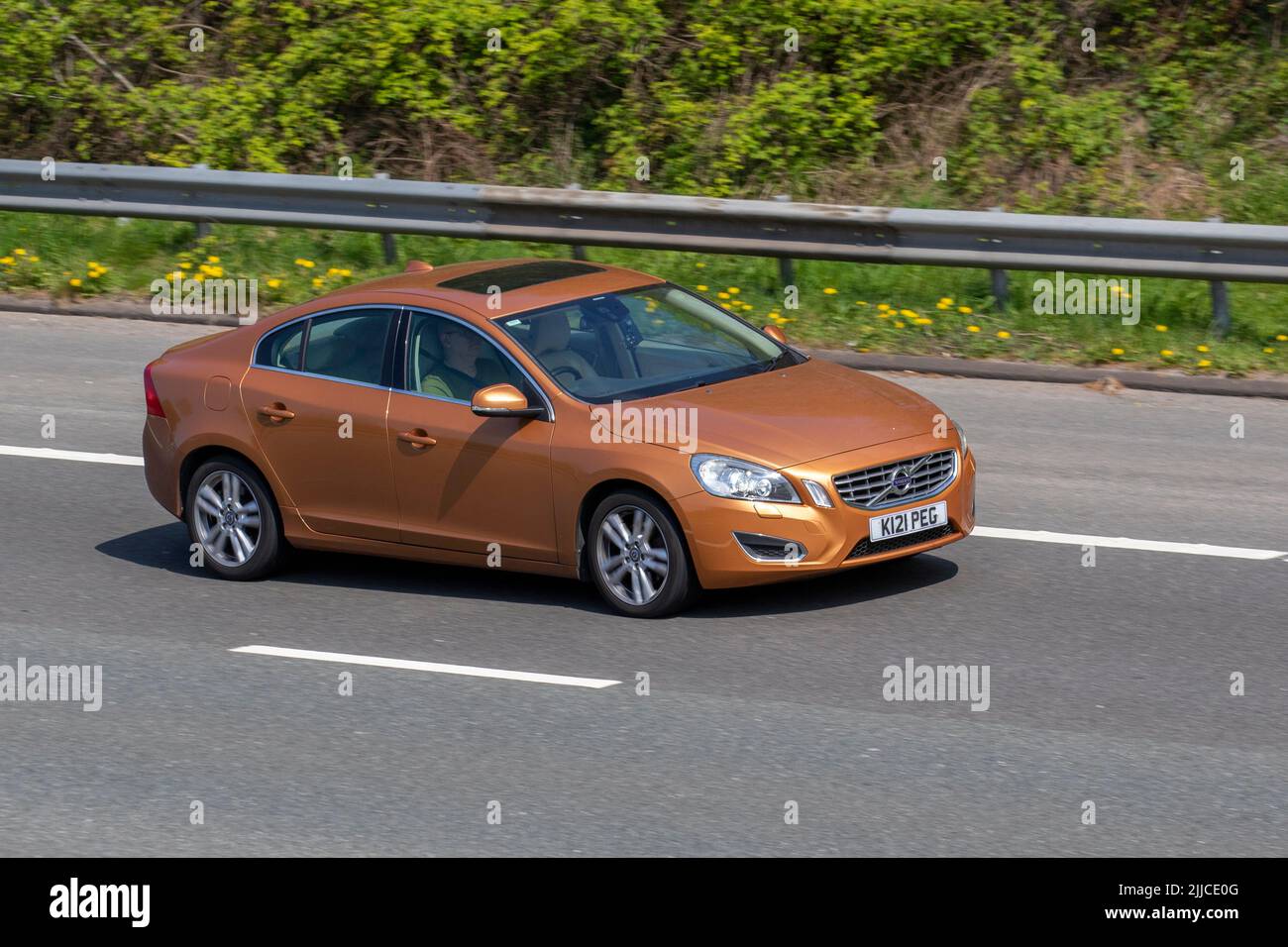 2012 Bronze VOLVO S60 se Lux Nav D4 Auto 163 Geartronic Opt. Start-Stop 1984cc berlina diesel; viaggiando sull'autostrada M6, Regno Unito Foto Stock