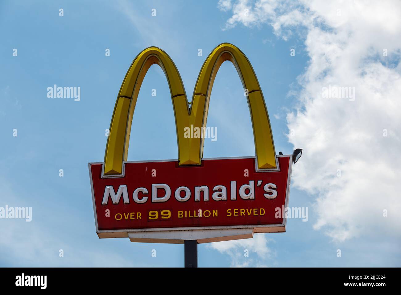 Bloomsburg, PA - 15 giugno 2013: Un segno elevato per la catena di ristoranti fast food americana McDonalds. Foto Stock