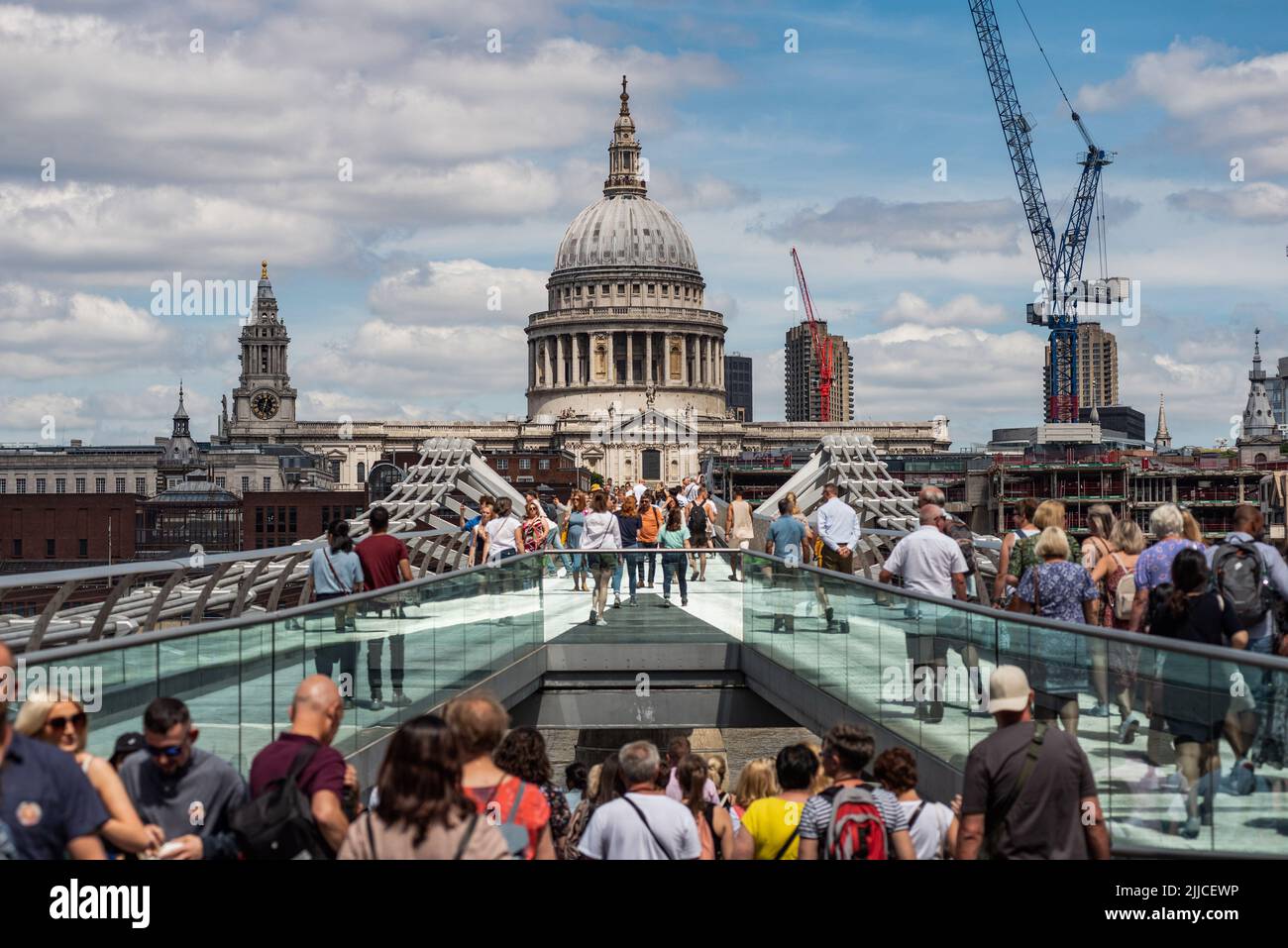Londra, Regno Unito. 9th luglio 2022. London St Pauls e Millennium Bridge, famosi punti di riferimento di Londra accanto al Tamigi e location cinematografica per Harry Potter Movie. (Credit Image: © John Wreford/SOPA Images via ZUMA Press Wire) Foto Stock
