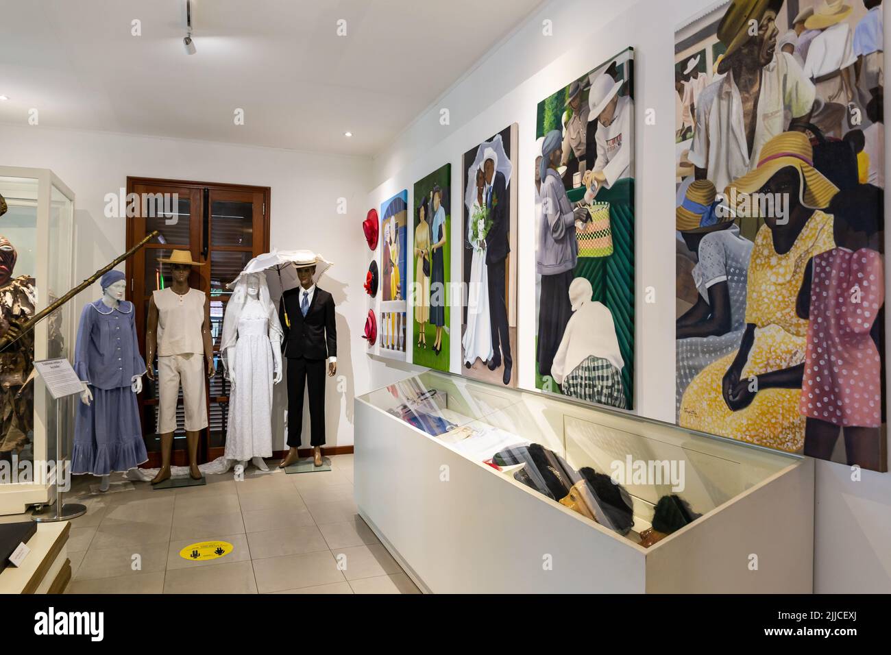 Victoria, Seychelles, 04.05.2021. Vista interna del Museo Nazionale di Storia con mostre, armadietti e informazioni sulla storia delle Seychelles. Foto Stock