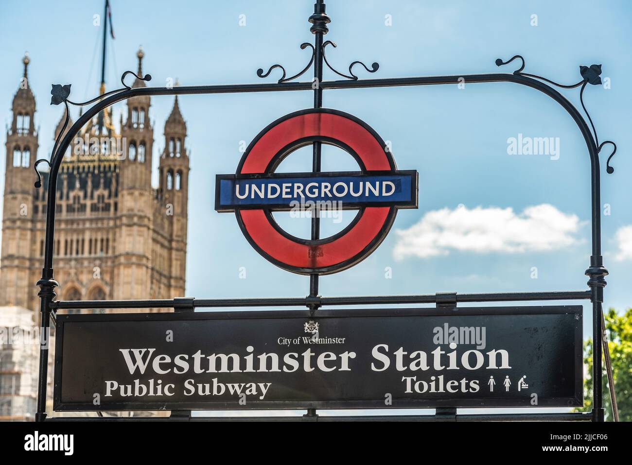 9 luglio 2022, Londra, Regno Unito: Stazione metropolitana di Westminster, vicino alle Houses of Parliament, Big ben e Westminster Abbey e luogo di ripresa di Harry Potter e l'Ordine della Phoenix. (Credit Image: © John Wreford/SOPA Images via ZUMA Press Wire) Foto Stock