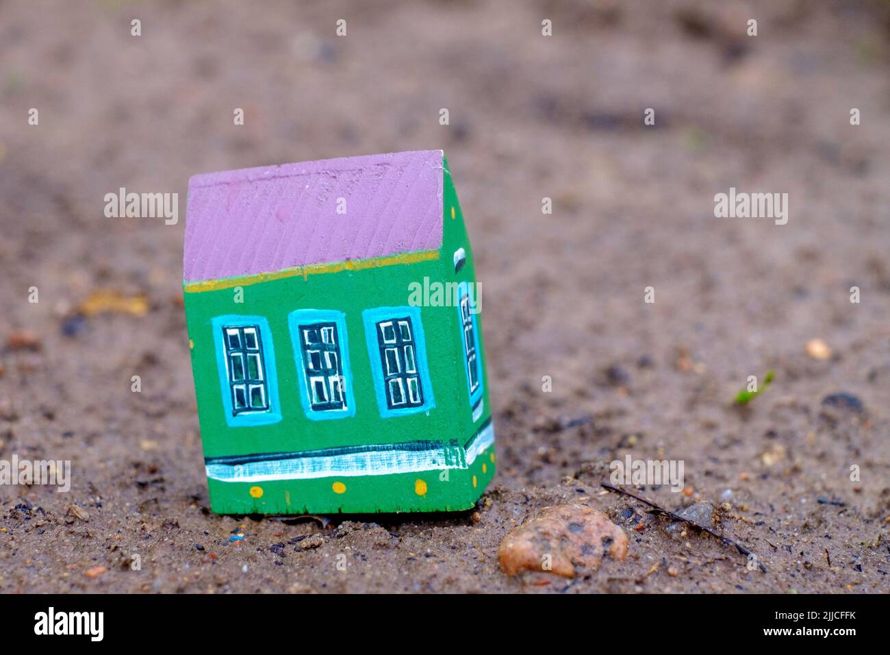 Una casa sulla sabbia bagnata. Il concetto di degrado climatico Foto Stock