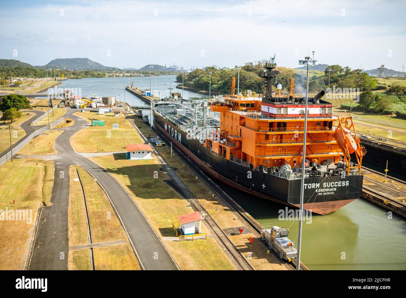 Una nave da carico che passa attraverso le chiuse di Miraflores nel canale di Panama, Panama Foto Stock