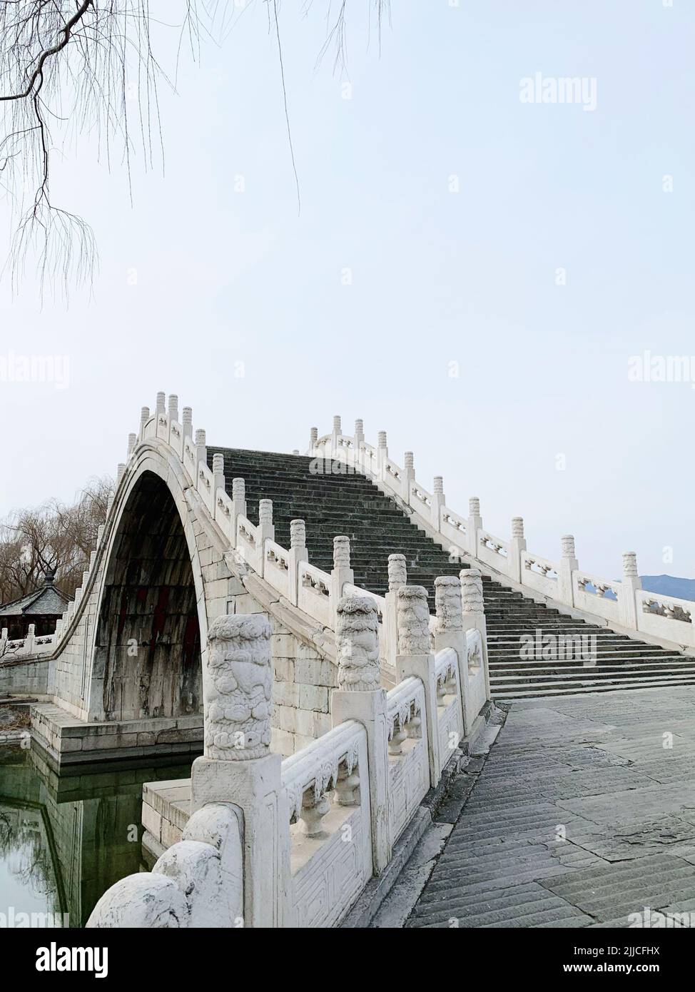 Il ponte Shi Qi Kong Qiao si riflette sul fiume in una giornata di sole a Pechino Foto Stock