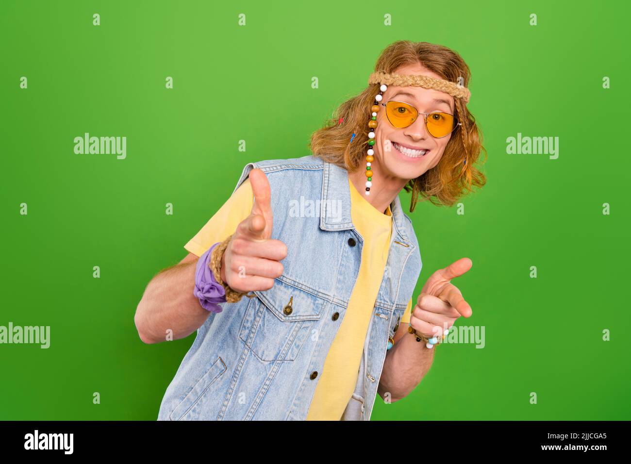 Foto di allegro divertente persona indicare dita fotocamera si toothy sorriso isolato su sfondo verde colore Foto Stock