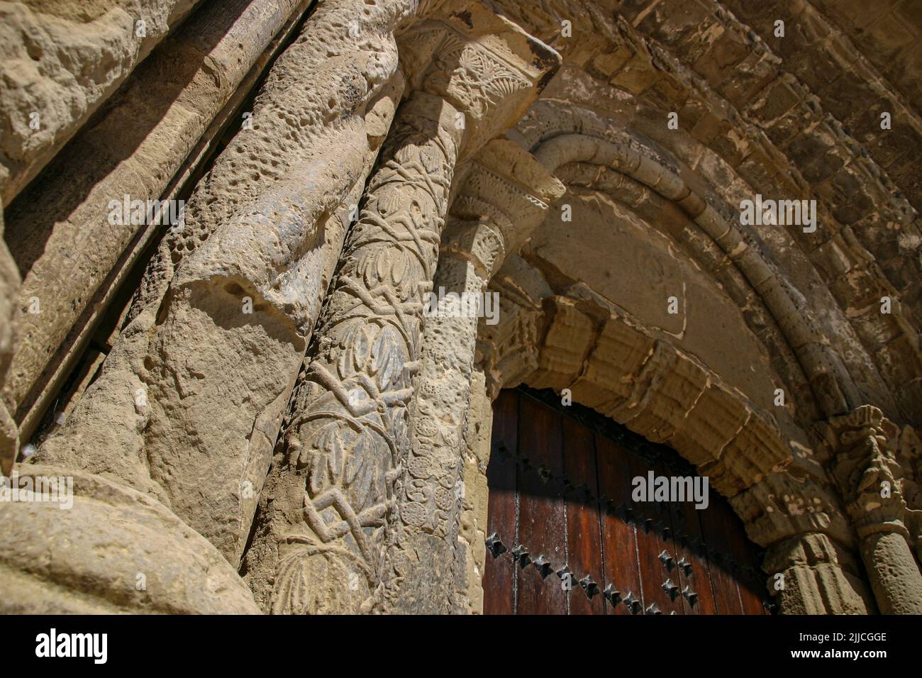 Colonne gravemente intemperie sul portale nord della chiesa di San Salvador in Ejea de los Caballeros Foto Stock