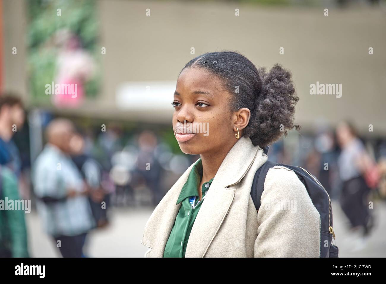 Una giovane donna nera che frequenta una veglia per sparare al supermercato Buffalo Foto Stock
