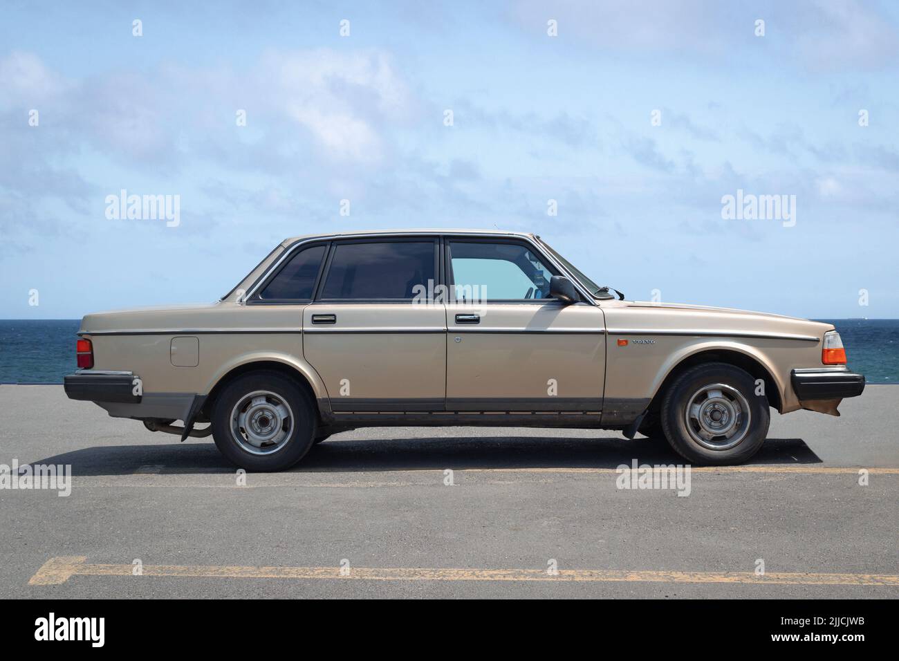 BARCELLONA, SPAGNA-17 MAGGIO 2022: Volvo 240 GL (Volvo serie 200), vista laterale Foto Stock
