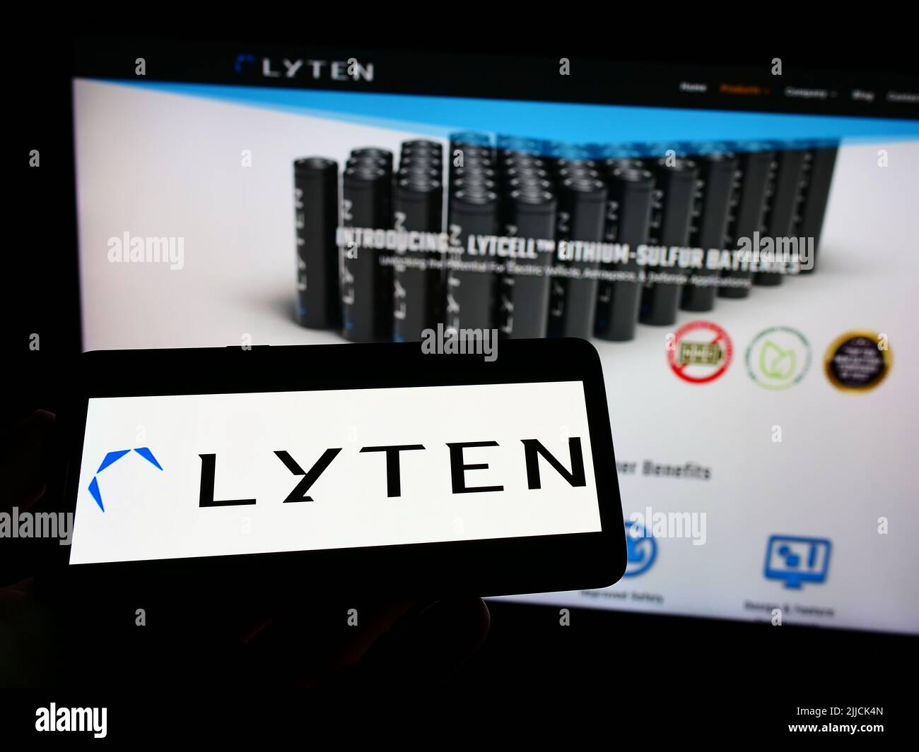 Persona che tiene il telefono cellulare con il logo della società americana di batterie Lyten Inc. Sullo schermo di fronte alla pagina web aziendale. Mettere a fuoco sul display del telefono. Foto Stock