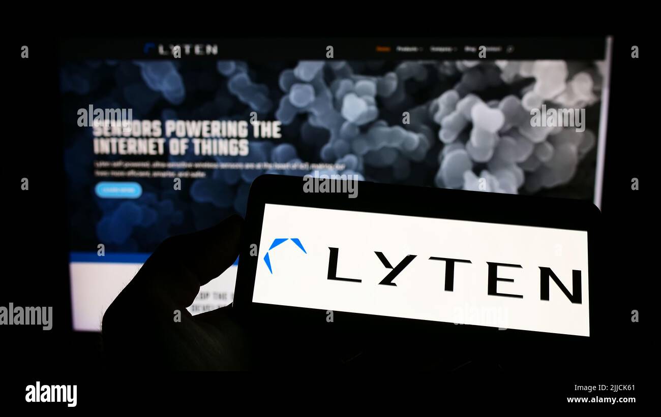 Persona che tiene il cellulare con il logo della società di batterie degli Stati Uniti Lyten Inc. Sullo schermo di fronte al sito web aziendale. Mettere a fuoco sul display del telefono. Foto Stock