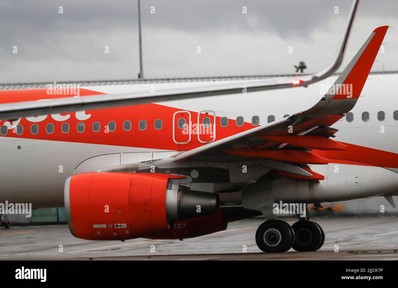 Aereo passeggeri easyJet sull'asfalto, dotato di ali, motore e carrello di atterraggio. Aeroporto di Glasgow, Scozia Foto Stock
