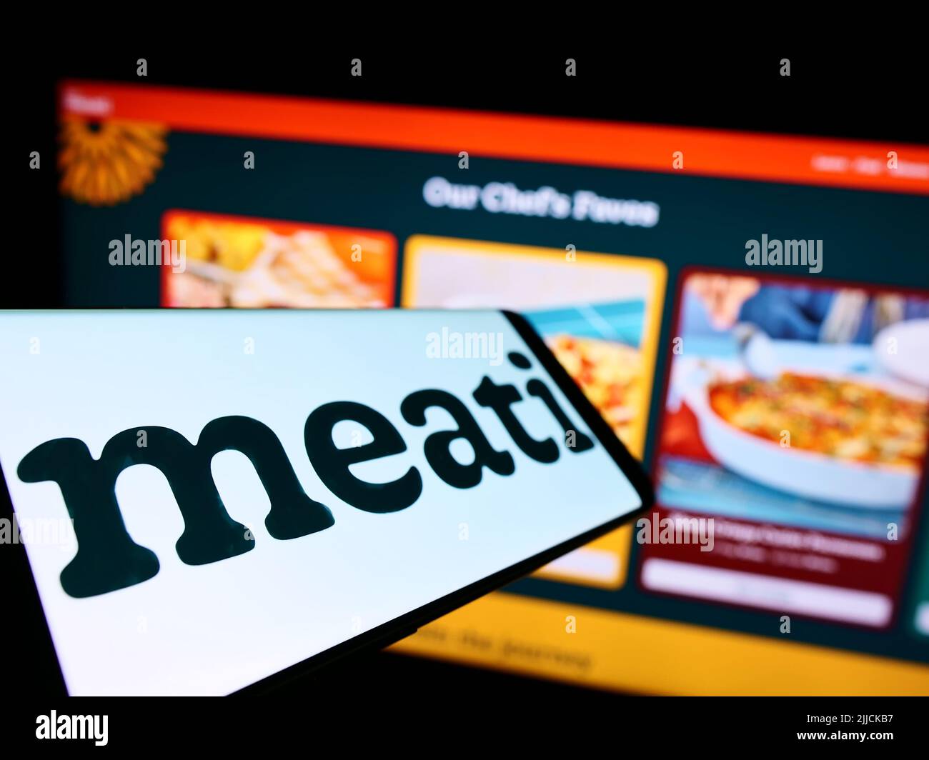 Telefono cellulare con logo della società americana di nutrizione meati Inc. (Meati Foods) sullo schermo di fronte al sito web. Mettere a fuoco sulla sinistra del display del telefono. Foto Stock