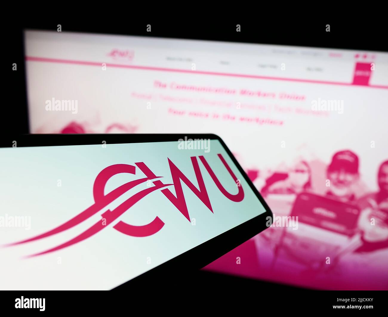 Telefono cellulare con logo della British Communication Workers Union (CWU) sullo schermo di fronte al sito web. Concentrarsi sulla destra del display del telefono. Foto Stock
