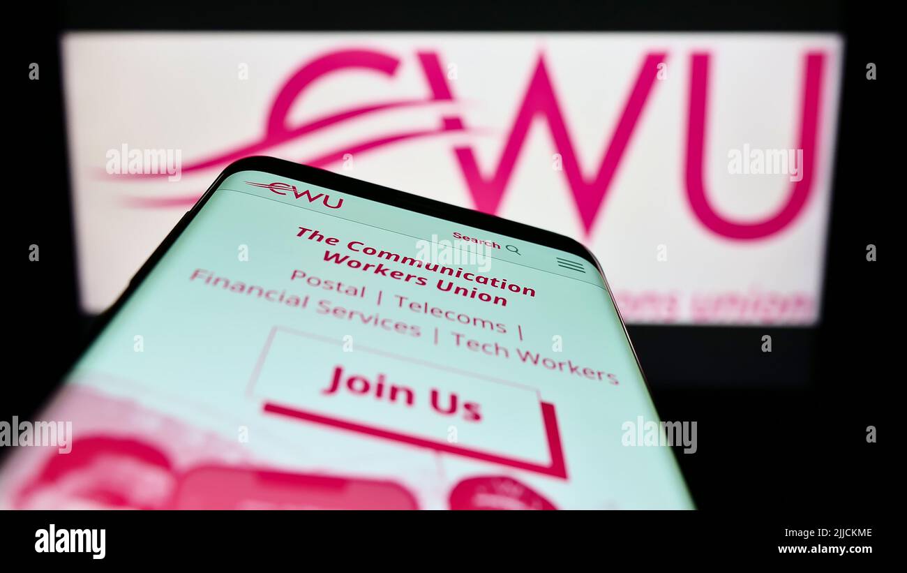 Smartphone con sito Web della British Communication Workers Union (CWU) sullo schermo davanti al logo. Mettere a fuoco sulla parte superiore sinistra del display del telefono. Foto Stock