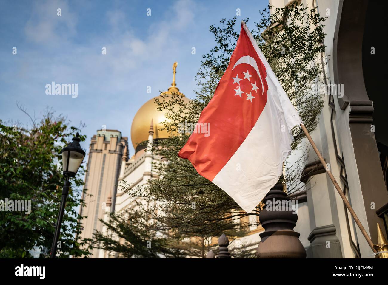 Bandiera di Singapore di fronte alla Moschea del Sultano Foto Stock
