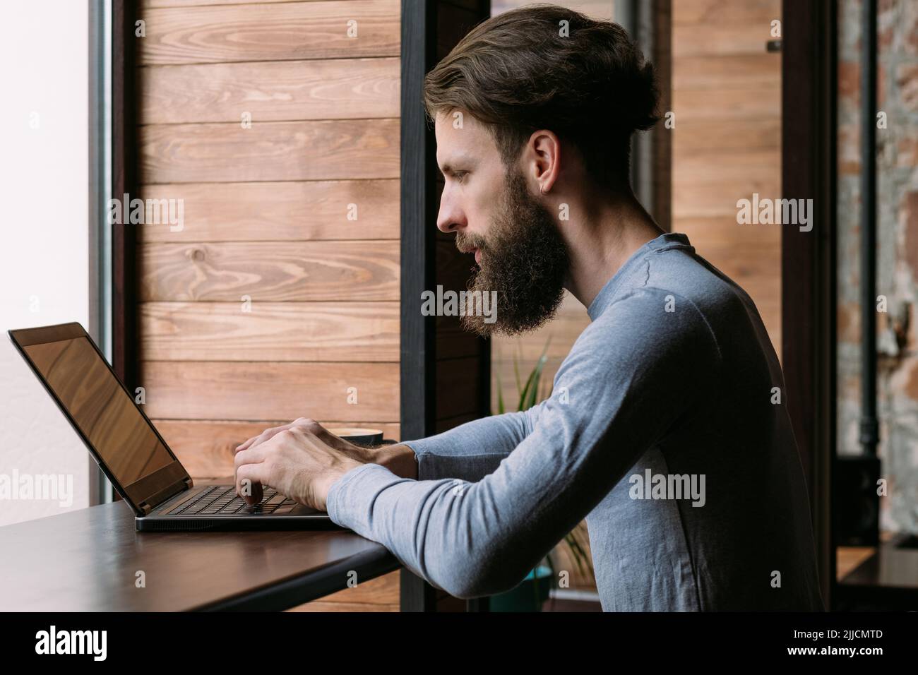 uomo che lavora laptop cafè freelance lavoro remoto Foto Stock