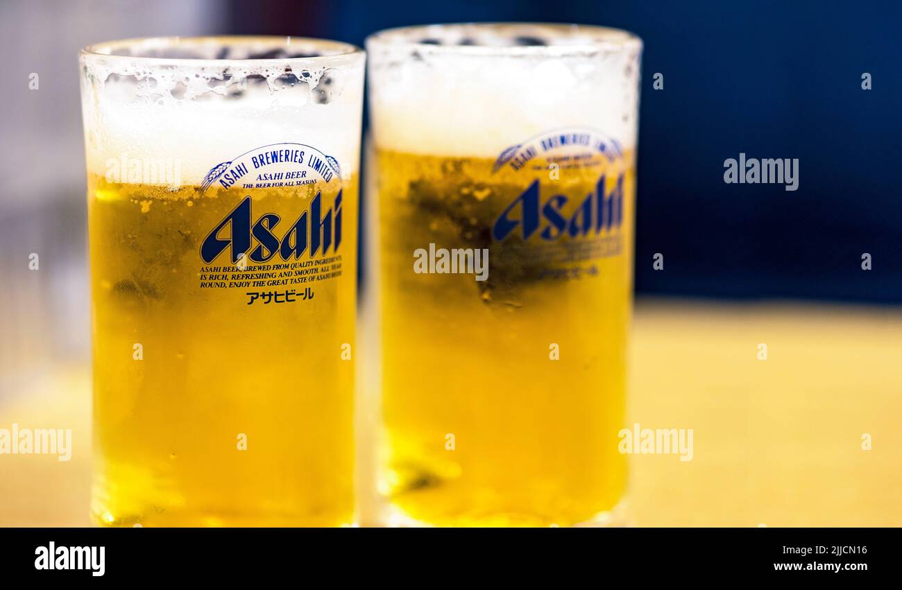 TOKYO - JAN 01: Due bicchieri con birra tradizionale giapponese Asahi su un tavolo al Restaurant, Tokyo 01. 01 2022 Giappone Foto Stock