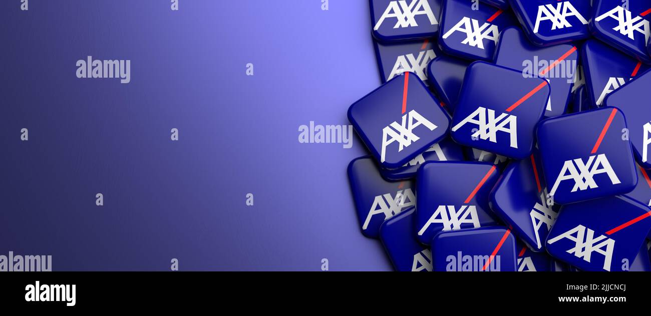 Logo della compagnia assicurativa francese AXA su un tavolo. Spazio di copia. Formato banner Web. Foto Stock