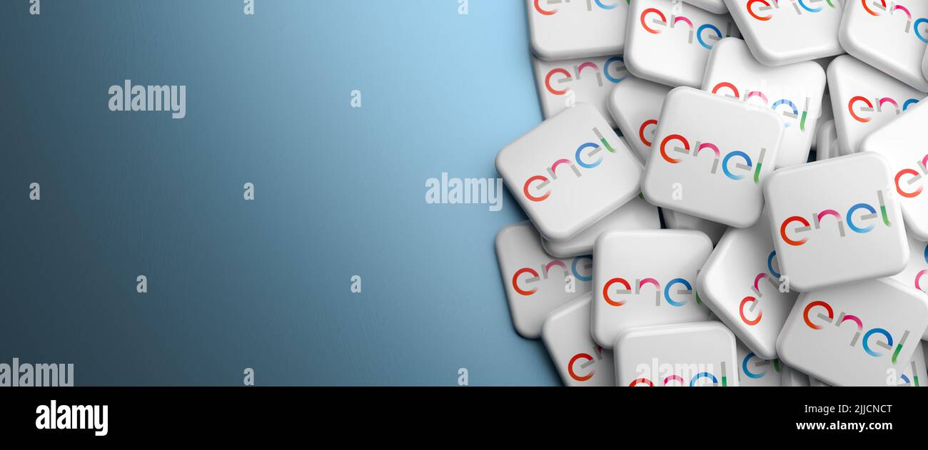 Logo del distributore italiano di energia elettrica e gas Enel su un mucchio su un tavolo. Spazio di copia. Formato banner Web. Foto Stock