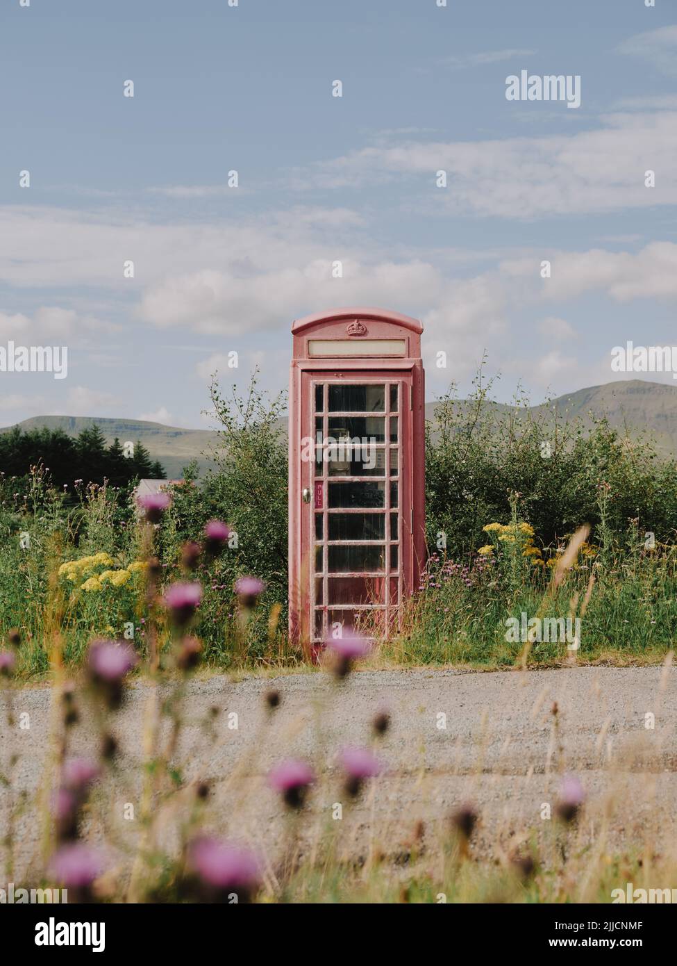 Una scatola telefonica rossa e una casella postale Royal Mail nel remoto paesaggio isolato della penisola di Trotternish, Isola di Skye, West Highlands, Scozia Regno Unito Foto Stock