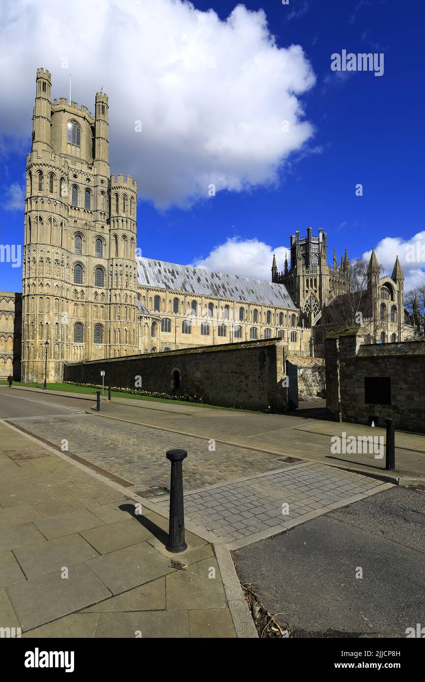 Vista primaverile sulla Cattedrale di Ely; Città di Ely; Cambridgeshire; Inghilterra; Regno Unito Foto Stock