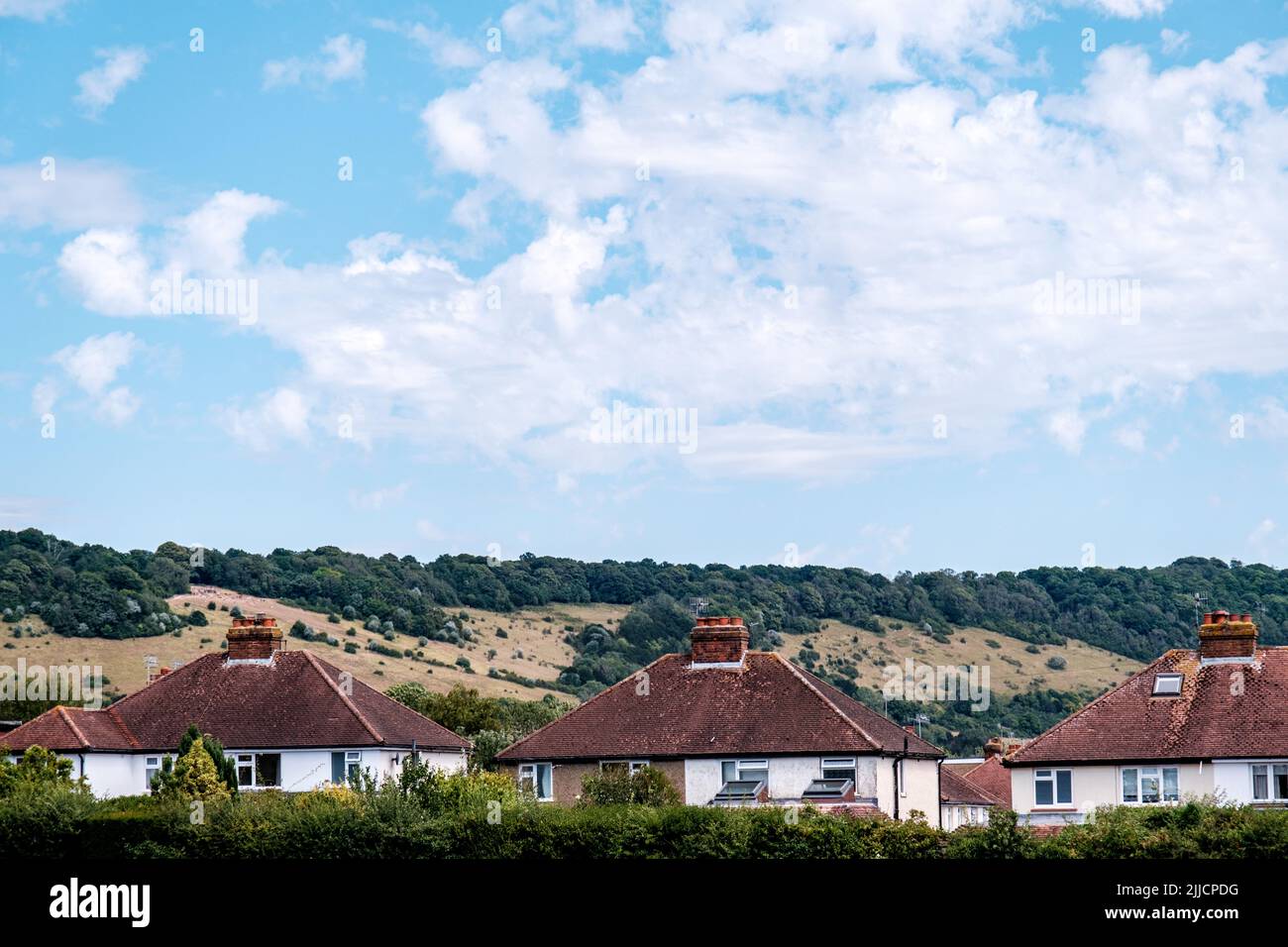 Dorking Surrey Hills Londra UK, luglio 24 2022, Campagna posizione Case con Hilll sfondo e Blue Sky Foto Stock